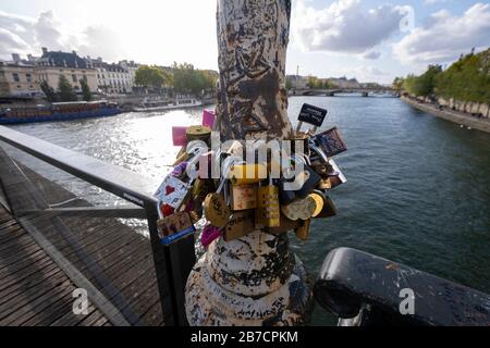 Lucchetti intorno ad un lampione sul Pont des Arts a Parigi, Francia, Europa Foto Stock