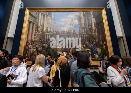Folla di turisti di fronte alla festa del matrimonio al Cana Painting dell'artista italiano Paolo Veronese al Museo del Louvre di Parigi, Francia, Europa Foto Stock