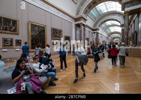 Turisti al Museo del Louvre di Parigi, Francia, Europa Foto Stock