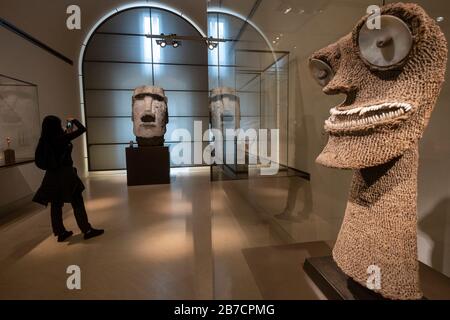 Statua in pietra del Moai dall'Isola di Pasqua in mostra al Museo del Louvre di Parigi, Francia, Europa Foto Stock