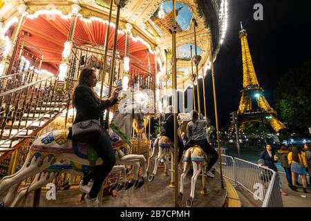 Vista notturna della Torre Eiffel a Parigi, Francia, Europa Foto Stock