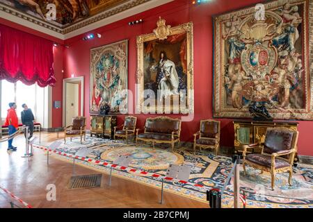 Ritratto di Luigi XIV in Coronazione vesti del pittore francese Hyacinthe Rigaud al Museo del Louvre di Parigi, Francia, Europa Foto Stock