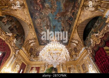 Lampadario ornato e soffitto dipinto presso la Sala disegno di Stato a Napoleone III Appartamenti al Museo del Louvre, Parigi, Francia, Europa Foto Stock