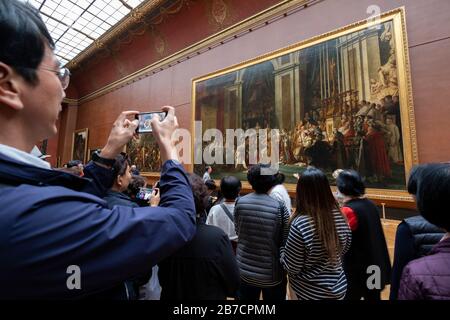 Folla di turisti asiatici di fronte all'incoronazione di Napoleone dipinto ad olio al Museo del Louvre di Parigi, Francia, Europa Foto Stock