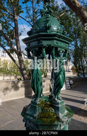 Acqua potabile ornata pubblica fontana Wallace progettato da Charles-Auguste Lebour a Parigi, Francia, Europa Foto Stock