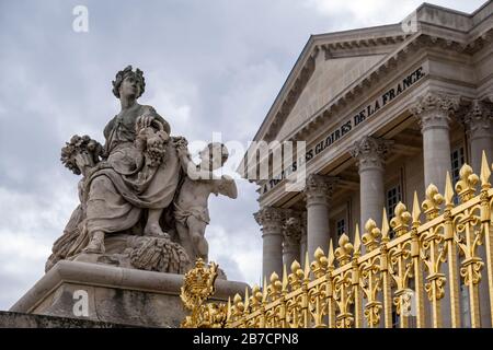 Statua fuori dal Palazzo di Versailles, Francia Foto Stock