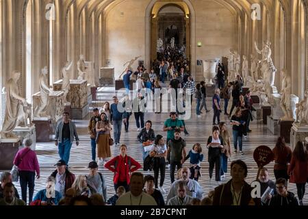 Turisti che visitano il Museo del Louvre a Parigi, Francia, Europa Foto Stock