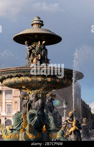 Fontaine des Mers aka Fontana dei mari a Place de la Concorde, Parigi, Francia, Europa Foto Stock