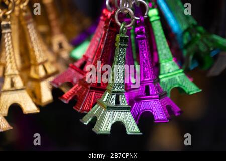 Colorati portachiavi in miniatura della Torre Eiffel in metallo souvenir di Parigi in vendita Foto Stock