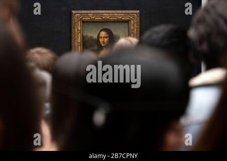 Folla di turisti in coda per scattare foto della pittura della Monna Lisa dell'artista italiano Leonardo da Vinci al Museo del Louvre di Parigi, Francia, Europa Foto Stock