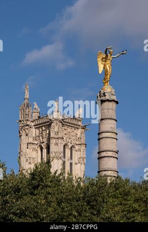 Fontaine du Palmier aka Fontaine de la Victoire con la Torre di Saint-Jacques sullo sfondo, Parigi, Francia, Europa Foto Stock