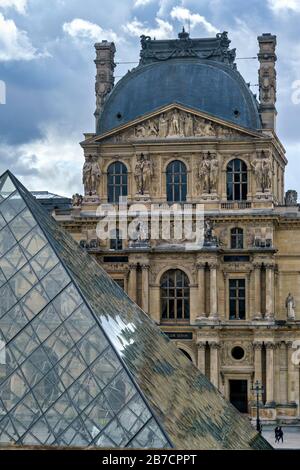 Il Museo del Louvre e la piramide di vetro a Parigi, Francia, Europa Foto Stock