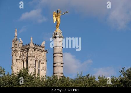 Fontaine du Palmier aka Fontaine de la Victoire con la Torre di Saint-Jacques sullo sfondo, Parigi, Francia, Europa Foto Stock