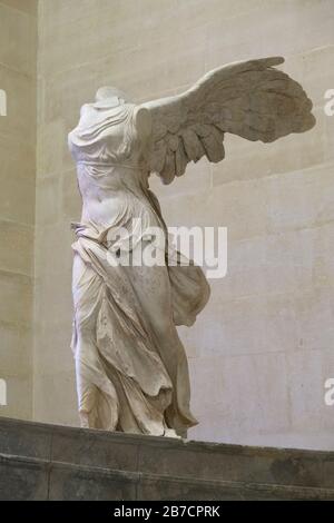 La Vittoria alata di Samotracia scultura antica Grecia al Museo del Louvre di Parigi, Francia, Europa Foto Stock