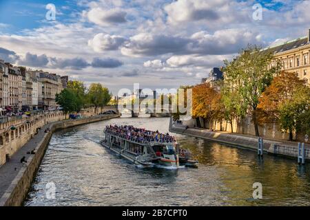 Bateau-mouche tradizionale tour in barca parigina navigando sulla Senna a Parigi, Francia, Europa Foto Stock