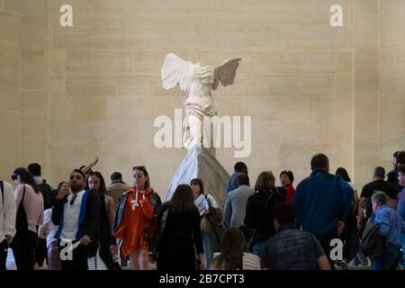 La Vittoria alata di Samotracia scultura antica Grecia al Museo del Louvre di Parigi, Francia, Europa Foto Stock