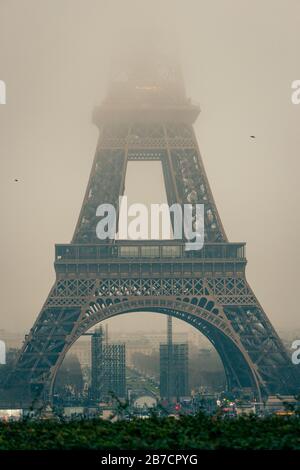 La Torre eiffel coperta di nebbia, viaggi, turismo, francia, parigi, architettura Foto Stock