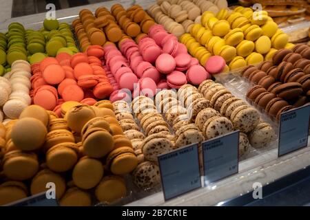 Macaroon colorati in vendita a Parigi, Francia, Europa Foto Stock