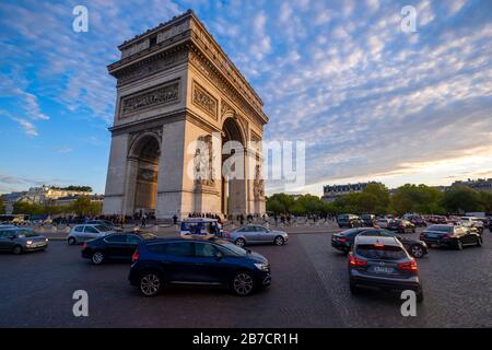 L'Arc de Triomphe nel centro di Place Charles de Gaulle, Parigi, Francia, Europa Foto Stock