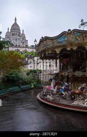 Carrousel de Saint-Pierre con la Basilica del Sacro cuore di Parigi, alias Basilique du Sacré-Cœur sullo sfondo, Parigi, Francia, Europa Foto Stock