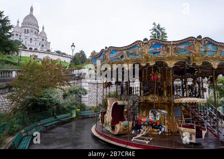 Carrousel de Saint-Pierre con la Basilica del Sacro cuore di Parigi, alias Basilique du Sacré-Cœur sullo sfondo, Parigi, Francia, Europa Foto Stock