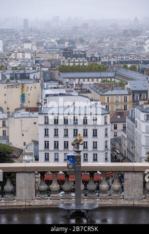 Telescopio turistico a gettoni che si affaccia sullo skyline di Parigi da Montmartre a Parigi, Francia, Europa Foto Stock