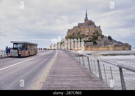 Autobus per i turisti sulla strada ponte a Mont Saint-Michel, Normandia, Francia, Europa Foto Stock