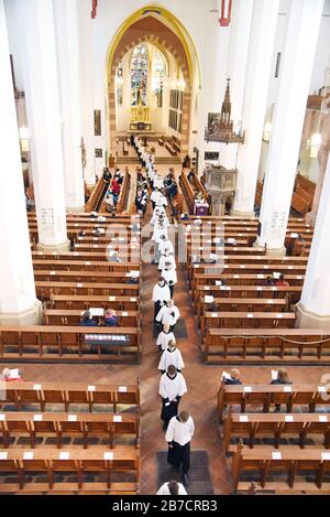 Lipsia, Germania. 15 Mar 2020. Solo pochi visitatori seguono il percorso dei cantanti del coro per ragazzi Unser Lieben Frauen Bremen in quello che è probabilmente l'ultimo servizio della domenica nella chiesa di San Tommaso. La parrocchia ha reagito alla diffusione del virus corona e di un ordine urbano per i limiti di visitatori di meno di 200 persone e ha lasciato solo 100 visitatori nella chiesa. Il coro dei ragazzi, che doveva avere due mottetti il venerdì e il sabato e il servizio la domenica, aveva già iniziato il suo viaggio prima dell'emissione dell'ordine. Credit: Waltraud Gruchitzsch/Zentralbild/Dpa/Alamy Live News Foto Stock