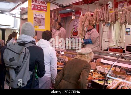 Lione, Francia. 15 Mar 2020. Un mercato nel quartiere Croix-Rousse di Lione, Francia è aperto per gli affari come di consueto Domenica, 15 marzo 2020. Questo è il primo giorno di una chiusura a livello nazionale di imprese non essenziali e luoghi pubblici ordinati dal governo francese a causa del virus della corona Covid-19. Credit: James Colburn/Zuma Wire/Alamy Live News Foto Stock