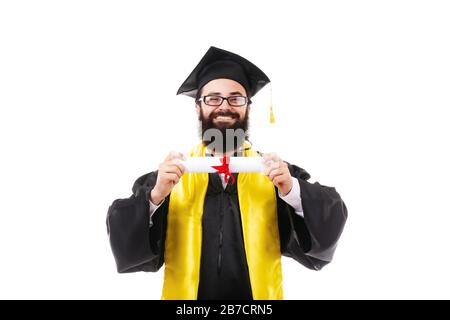 sorridente laureato barbuto con diploma, si rallegra per il successo degli studi, isolato su sfondo bianco Foto Stock
