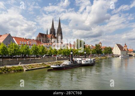 Il Donau-Schiffahrts-Museum Regensburg, il Danubio e la Cattedrale di San Pietro, (Dom St Peter) a Regensburg, Baviera, Germania. Foto Stock