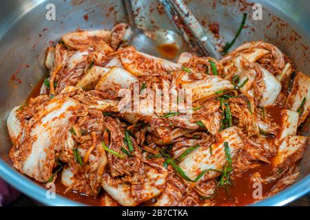 Ciotola fresco coreano Kimchi. Verdure piccanti e sottaceto. Succoso Cabbage Chili su Asian Restaurant. Foto Stock