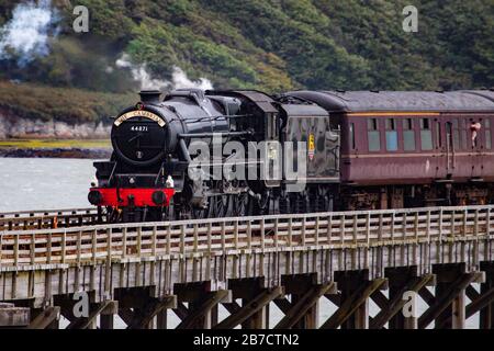 Cambrian West Coast express attraversando Bambrouth ponte swing Foto Stock