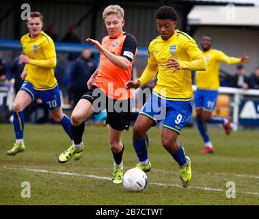 Decarrey Sheriff di Concord Rangers prende su Alex Bentley di Tonbridge Angelsdurante il Vanarama National League South Match tra Concord Rangers A. Foto Stock