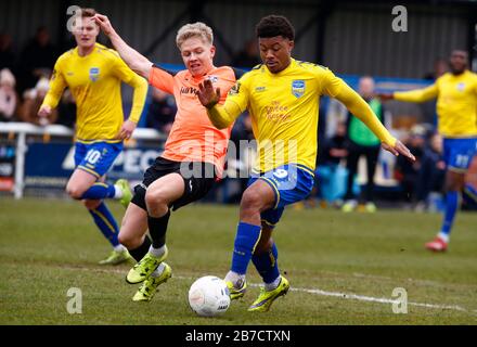 Decarrey Sheriff di Concord Rangers prende su Alex Bentley di Tonbridge Angelsdurante il Vanarama National League South Match tra Concord Rangers A. Foto Stock