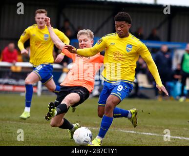 Decarrey Sheriff di Concord Rangers prende su Alex Bentley di Tonbridge Angelsdurante il Vanarama National League South Match tra Concord Rangers A. Foto Stock