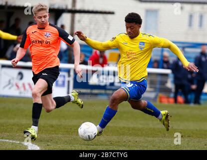 Decarrey Sheriff di Concord Rangers prende su Alex Bentley di Tonbridge Angelsdurante il Vanarama National League South Match tra Concord Rangers A. Foto Stock
