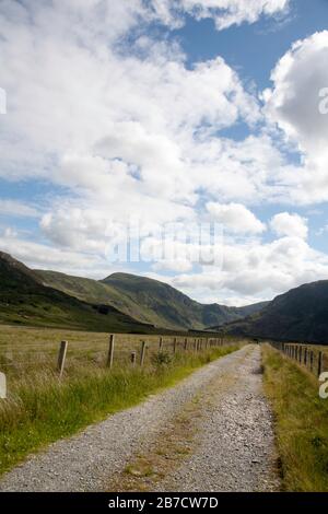 Vista verso Pen Llithrig-y-Wrach dal sentiero che conduce Alla Riserva di Llyn Eigiau sotto Carnedd Lewelyn sopra la Conwy Valley Snowdonia North Wales Foto Stock