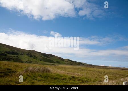 Pen y Castell dal sentiero che conduce a Llyn Eigiau Serbatoio sotto Carnedd Llewelyn sopra la Conwy Valley Snowdonia North Galles Foto Stock