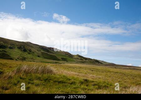 Pen y Castell dal sentiero che conduce a Llyn Eigiau Serbatoio sotto Carnedd Llewelyn sopra la Conwy Valley Snowdonia North Galles Foto Stock