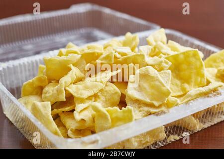 tradizionale piatto turco. Dolci orientali di legno di spazzolatura giacciono in un contenitore di plastica. Primo piano. Foto Stock