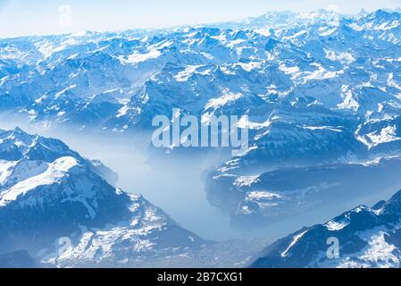 Panorama aereo alpino unico. Blue Planet Earth vista aerea ad alta quota dei laghi delle Alpi Svizzere, vista da una cabina aerea che sorvola Zurigo Foto Stock