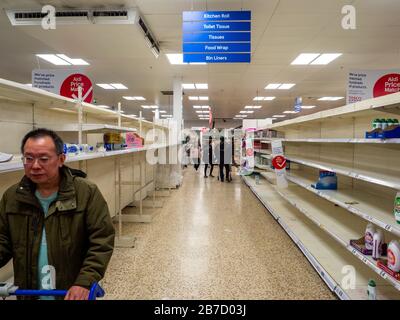 Scaffali vuoti presso un negozio Tesco Extra a nord di Londra. Foto Stock