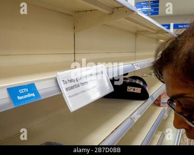 Scaffali vuoti presso un negozio Tesco Extra a nord di Londra. Foto Stock