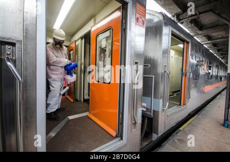 Bandung, Indonesia. 15 Mar 2020. Disinfettante ufficiale per irrorazioni su un treno alla stazione ferroviaria di Bandung a Bandung, Giava Occidentale, Indonesia, 15 marzo 2020. In Indonesia sono stati confermati ben 21 nuovi casi di COVID-19, portando il numero totale a 117, ha dichiarato domenica. Credit: Septianjar/Xinhua/Alamy Live News Foto Stock