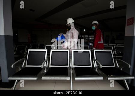 Bandung, Indonesia. 15 Mar 2020. Un disinfettante ufficiale spruzza sulla panchina dei passeggeri nella sala d'attesa della stazione ferroviaria di Bandung, Bandung, West Java, Indonesia, 15 marzo 2020. In Indonesia sono stati confermati ben 21 nuovi casi di COVID-19, portando il numero totale a 117, ha dichiarato domenica. Credit: Septianjar/Xinhua/Alamy Live News Foto Stock