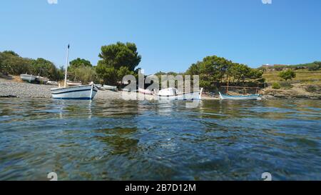 Mare Mediterraneo tipiche barche ormeggiate vicino spiaggia, Spagna, Port Lligat, Cadaques, Costa Brava, Catalogna Foto Stock