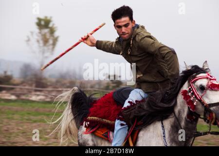 Sindirgi, Balikesir/Turkey - 15/11/2015: Una vista dal turco Javelin Game durante il Festival della cultura Etnospor. Foto Stock