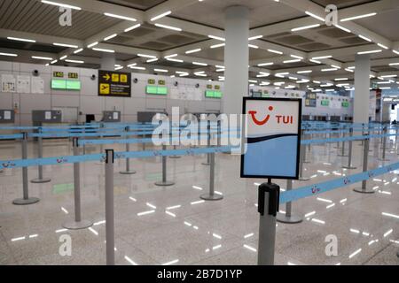 Palma, Spagna. 15 Mar 2020. Una scheda TUI è in piedi presso l'aeroporto quasi vuoto di Palma di Maiorca dopo che l'allarme coronavirus è stato dichiarato. Per combattere più efficacemente l’epidemia di coronavirus, la Spagna ha imposto un cosiddetto stato di allerta di due settimane, che equivale a limitare la libertà di circolazione in tutto il paese. Credit: Clara Margais/Dpa/Alamy Live News Foto Stock