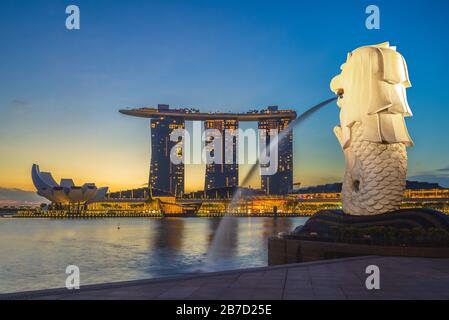 Singapore, singapore - 6 Febbraio 2020: Skyline di singapore con merlion e sabbia di notte Foto Stock